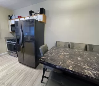 Photo #5: 2473119 Listing