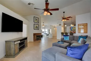 Photo #3: 2473836 Listing