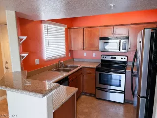 Photo #4: 2473842 Listing