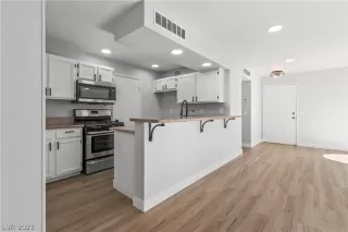 Photo #5: 2474131 Listing