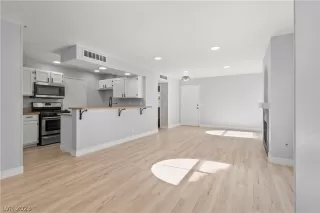 Photo #6: 2474131 Listing