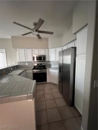 Photo #4: 2474595 Listing