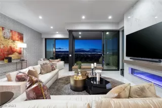 Photo #4: 2474646 Listing