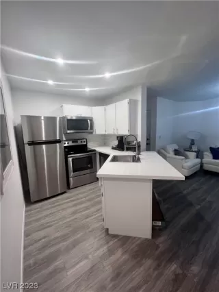 Photo #2: 2474781 Listing