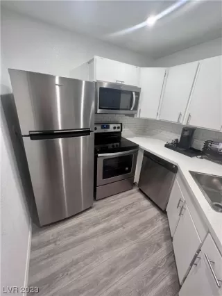 Photo #3: 2474781 Listing