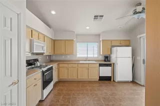 Photo #5: 2474897 Listing