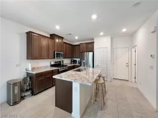 Photo #4: 2474919 Listing