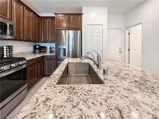 Photo #5: 2474919 Listing