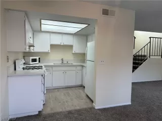 Photo #5: 2474999 Listing