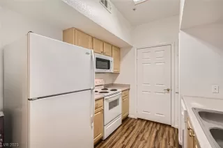 Photo #3: 2475005 Listing