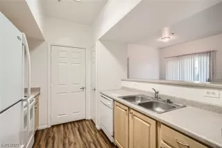 Photo #4: 2475005 Listing