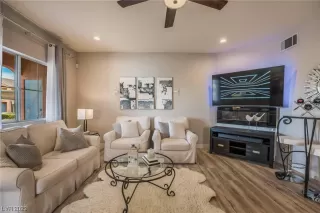 Photo #4: 2475057 Listing