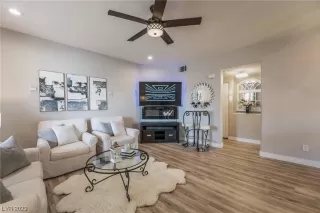 Photo #6: 2475057 Listing