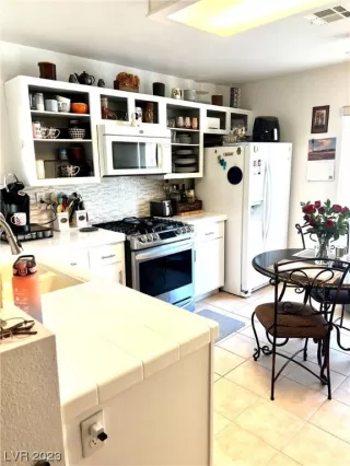 Photo #3: 2475102 Listing