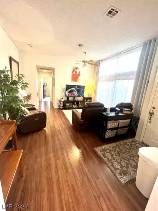 Photo #4: 2475102 Listing