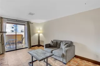 Photo #5: 2475118 Listing 