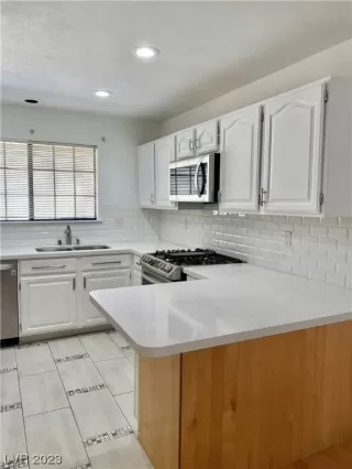 Photo #6: 2475144 Listing