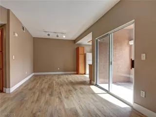 Photo #5: 2475470 Listing