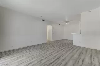 Photo #6: 2475678 Listing