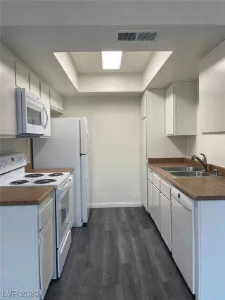 Photo #3: 2475910 Listing 