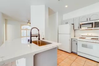 Photo #2: 2475932 Listing 