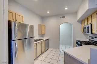 Photo #5: 2475980 Listing