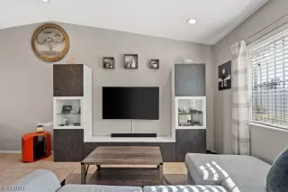 Photo #2: 2476010 Listing