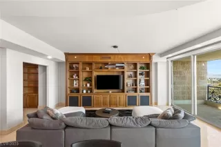 Photo #4: 2476015 Listing