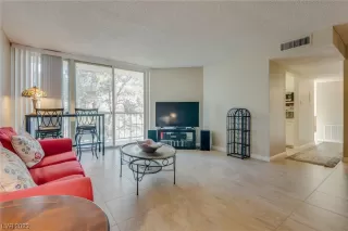 Photo #4: 2476044 Listing