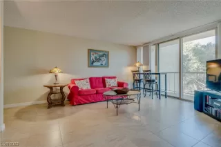 Photo #5: 2476044 Listing