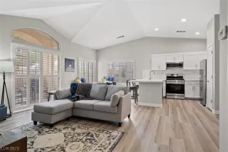 Photo #5: 2476221 Listing