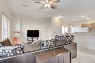 Photo #4: 2476401 Listing