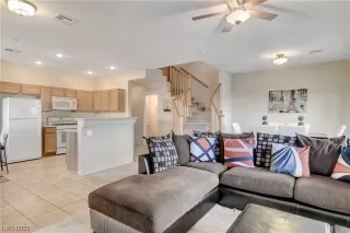 Photo #5: 2476401 Listing