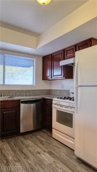 Photo #5: 2476405 Listing