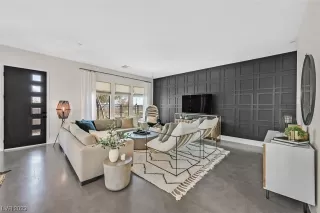 Photo #2: 2476527 Listing