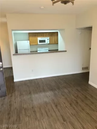 Photo #5: 2476703 Listing