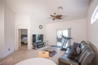 Photo #4: 2476737 Listing