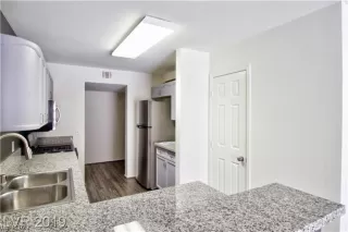 Photo #5: 2476743 Listing 