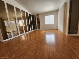 Photo #2: 2476745 Listing 