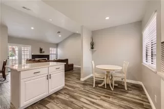 Photo #3: 2476776 Listing