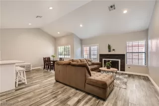 Photo #4: 2476776 Listing