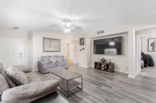 Photo #6: 2476908 Listing