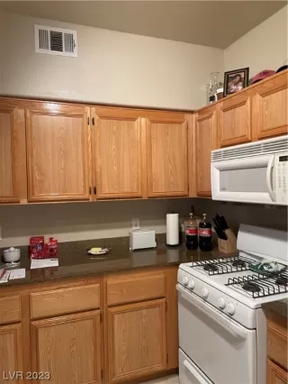 Photo #6: 2476946 Listing