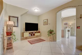 Photo #5: 2476989 Listing 