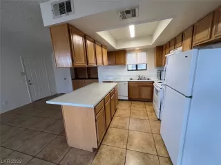 Photo #4: 2477277 Listing