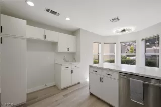 Photo #6: 2477740 Listing