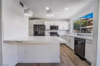 Photo #5: 2477860 Listing 