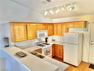 Photo #3: 2478049 Listing 