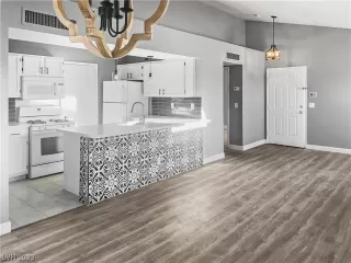 Photo #3: 2478058 Listing 