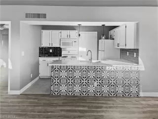 Photo #4: 2478058 Listing 